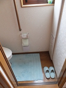 １階トイレ入り口.jpg